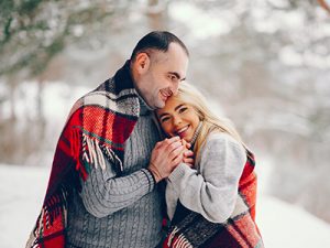 hombre y mujer vestidos de lana