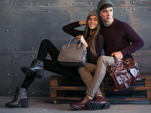 pareja de jovenes vestidos de lana